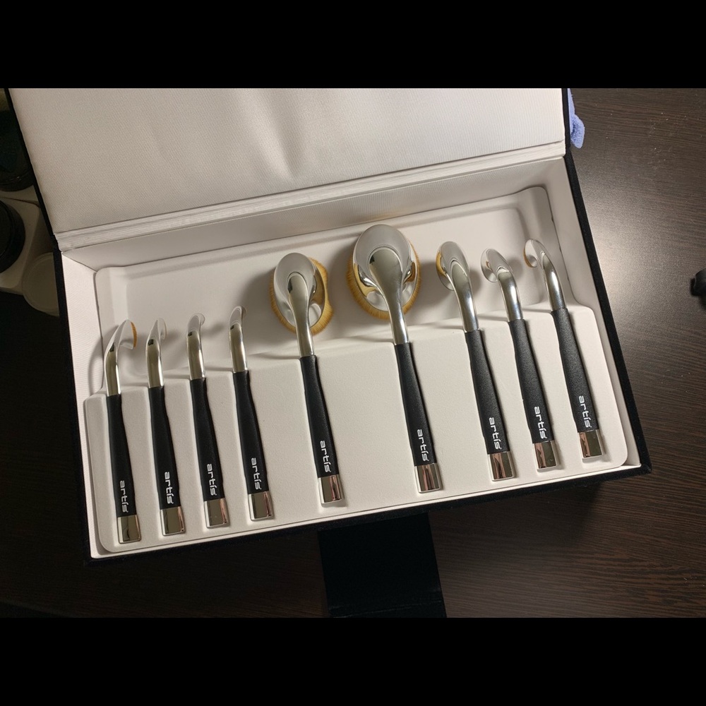 NWT Artis 9 brushs set！！